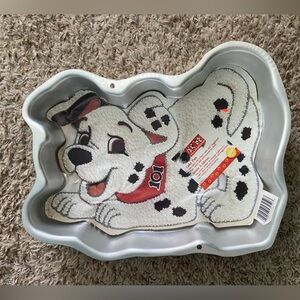 NWT Disney Dalmatian Shaped Cake Pan